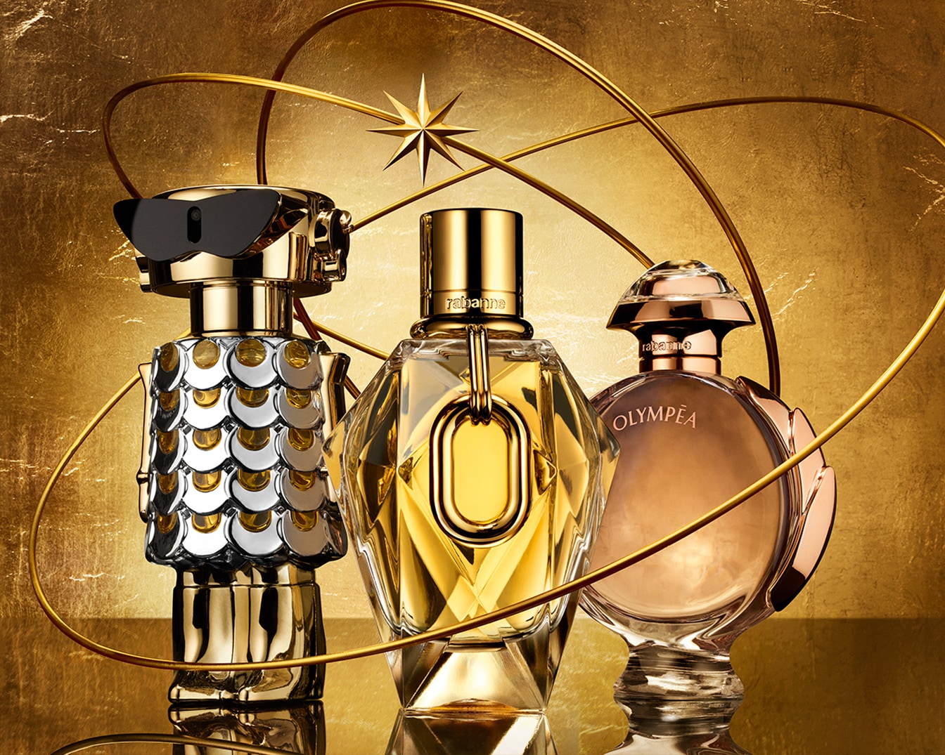 Tres frascos de perfume de Paco Rabanne en tonos dorados y plateados, con diseños únicos y elegantes sobre un fondo dorado brillante.