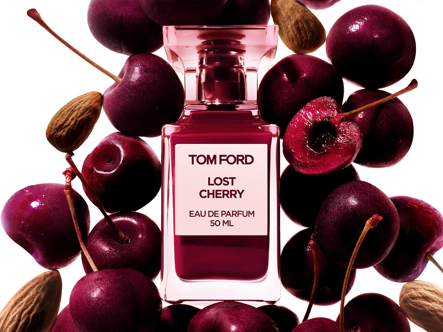 Découvrez Lost Cherry de Tom Ford, une eau de parfum de 50 ml présentée dans un flacon rouge rubis, entourée de cerises mûres et d'amandes.
