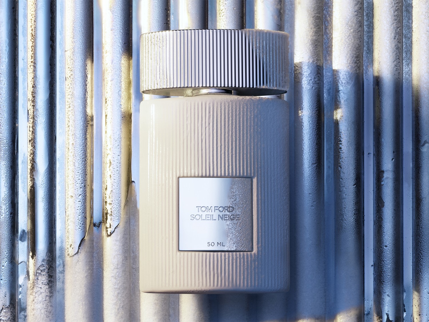 Découvrez le parfum Tom Ford Soleil Neige, présenté dans un flacon blanc élégant de 50 ml avec un bouchon argenté texturé, évoquant la fraîcheur et le luxe.