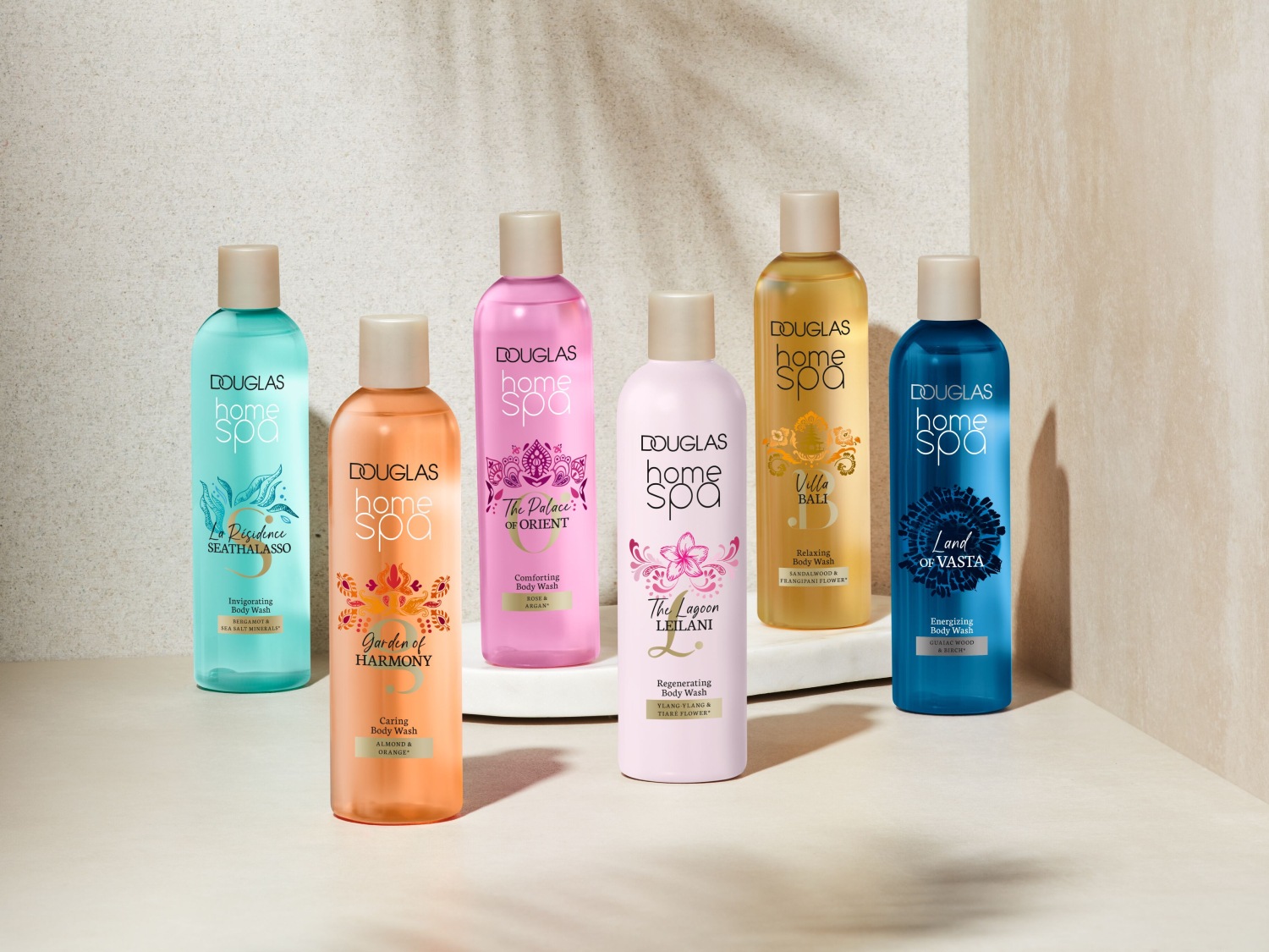 Kolekcja Douglas Home Spa oferuje różnorodne płyny do kąpieli, od orzeźwiających po relaksujące, każdy z unikalnymi aromatami.