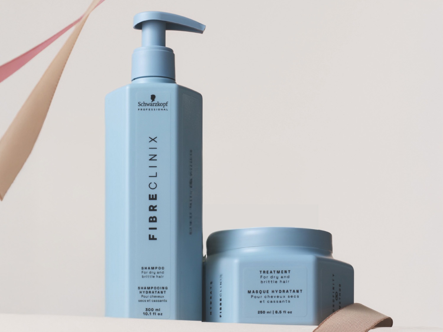 Szampon i maska do włosów Schwarzkopf Professional Fibre Clinix Hydrate w jasnoniebieskich opakowaniach, przeznaczone do włosów suchych i łamliwych.