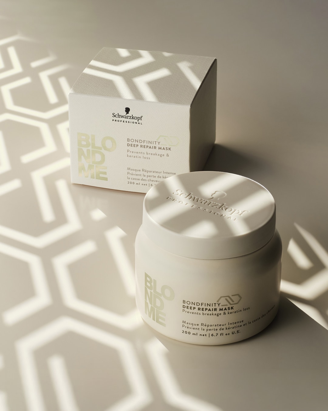 Białe opakowanie maski do włosów Schwarzkopf BlondMe Bond Finty Deep Repair Mask zapobiega łamaniu się włosów i utracie keratyny.