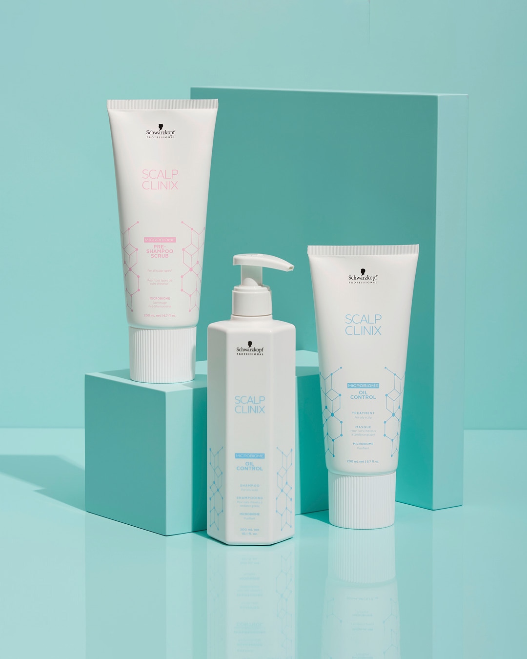 Trzy białe butelki produktów do pielęgnacji włosów Schwarzkopf Scalp Clinix: peeling przed szamponem, szampon do kontroli sebum i maska do włosów.