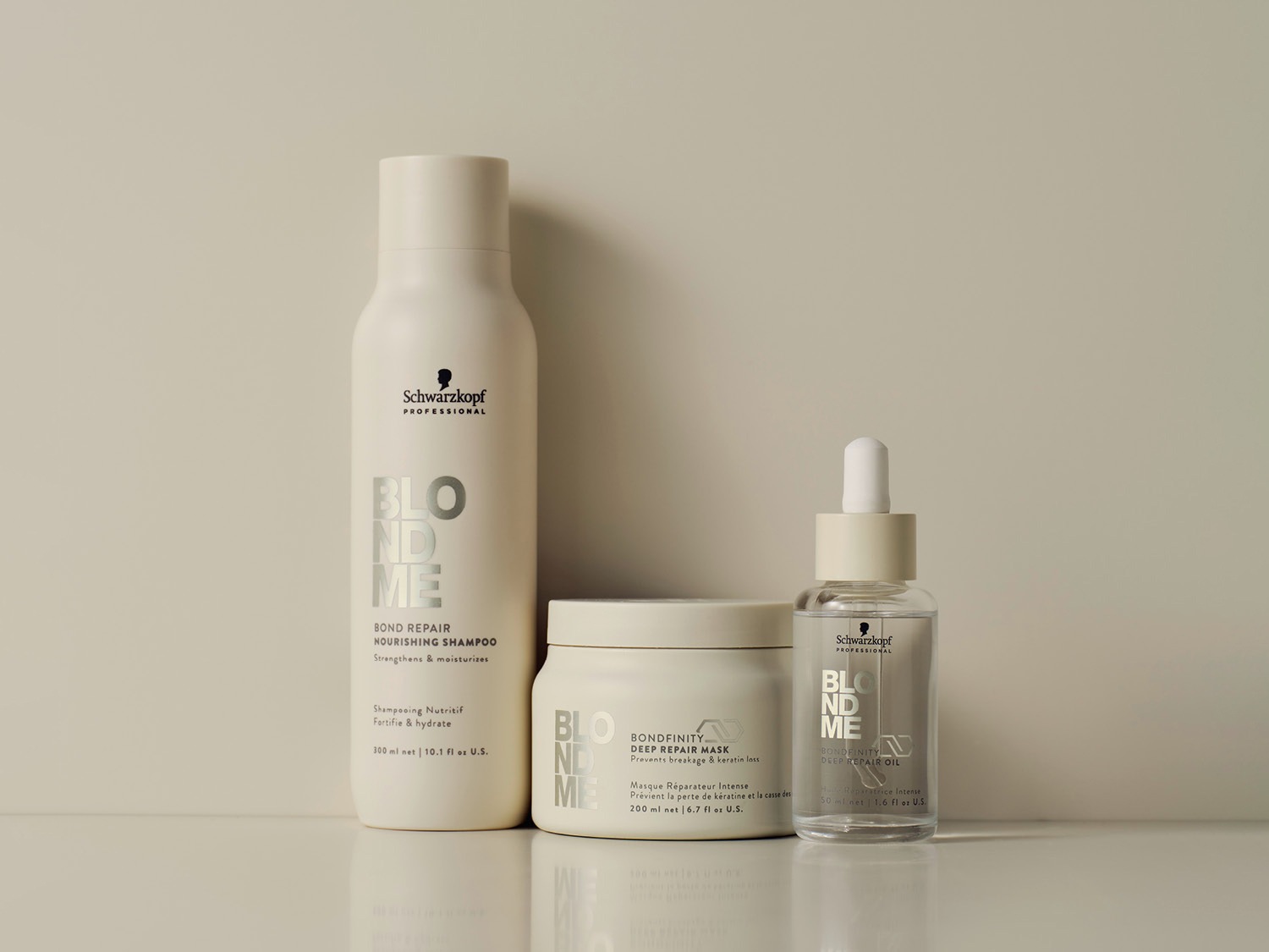 Zestaw do pielęgnacji włosów blond Schwarzkopf Professional BlondMe: szampon odżywczy, maska głęboko regenerująca i olejek, które wzmacniają i nawilżają włosy, zapobiegając ich łamaniu.