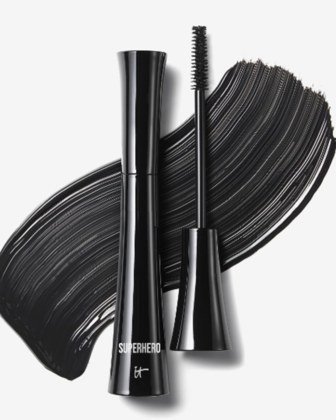 Die schwarze Mascara von IT Cosmetics mit dem Namen Superhero liegt auf einem schwarzen Mascara-Fleck.