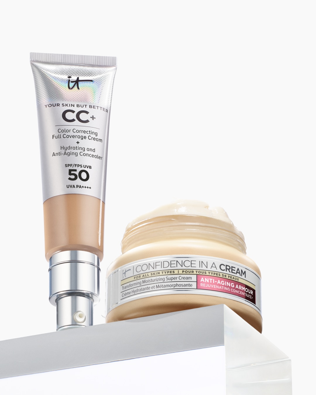 Entdecke die IT Cosmetics CC+ Creme, eine farbkorrigierende, feuchtigkeitsspendende und Anti-Aging-Creme mit LSF 50 in einer silbernen Tube, zusammen mit der Confidence in a Cream.