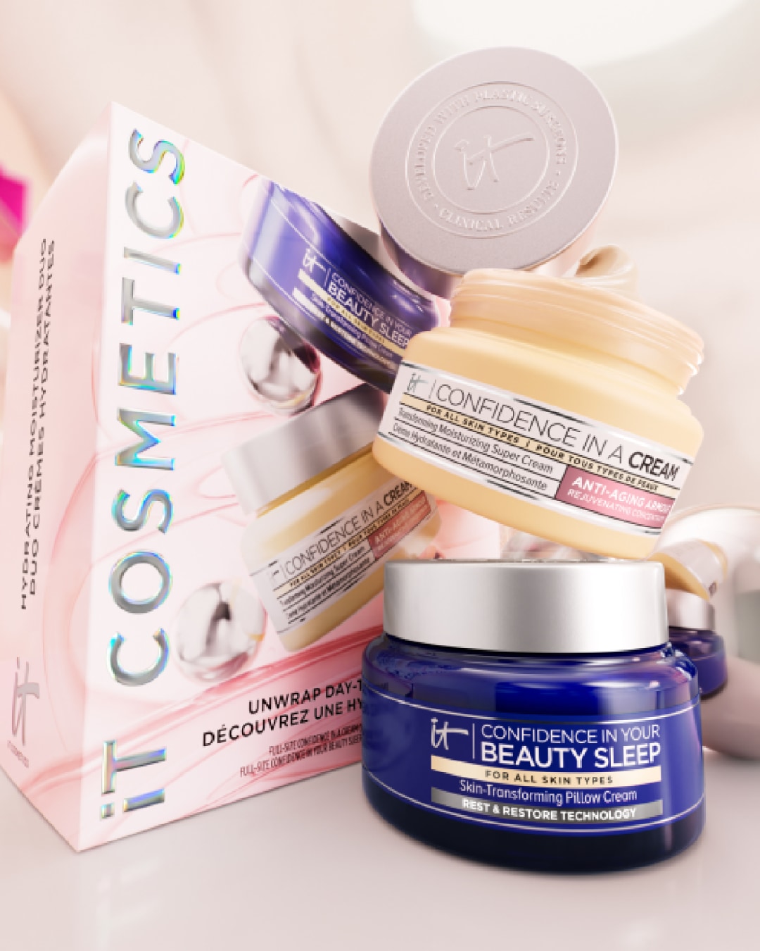 Entdecke das IT Cosmetics Hydrating Moisturizer Duo mit Confidence in a Cream und Beauty Sleep Cremes für Tag und Nacht.