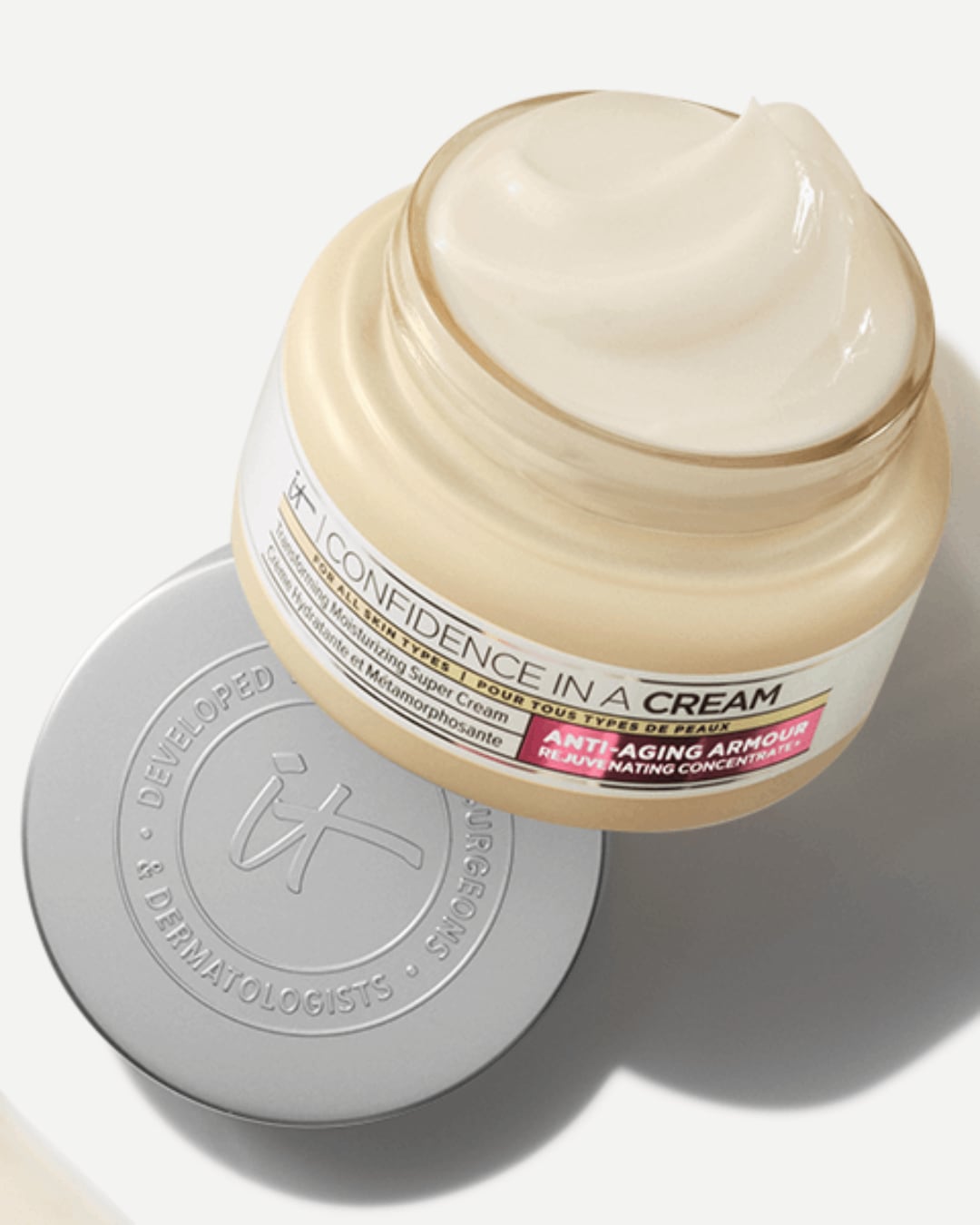 Die Confidence in a Cream von IT Cosmetics ist eine feuchtigkeitsspendende Supercreme für alle Hauttypen, die als Anti-Aging-Pflege wirkt und die Haut verwandelt.