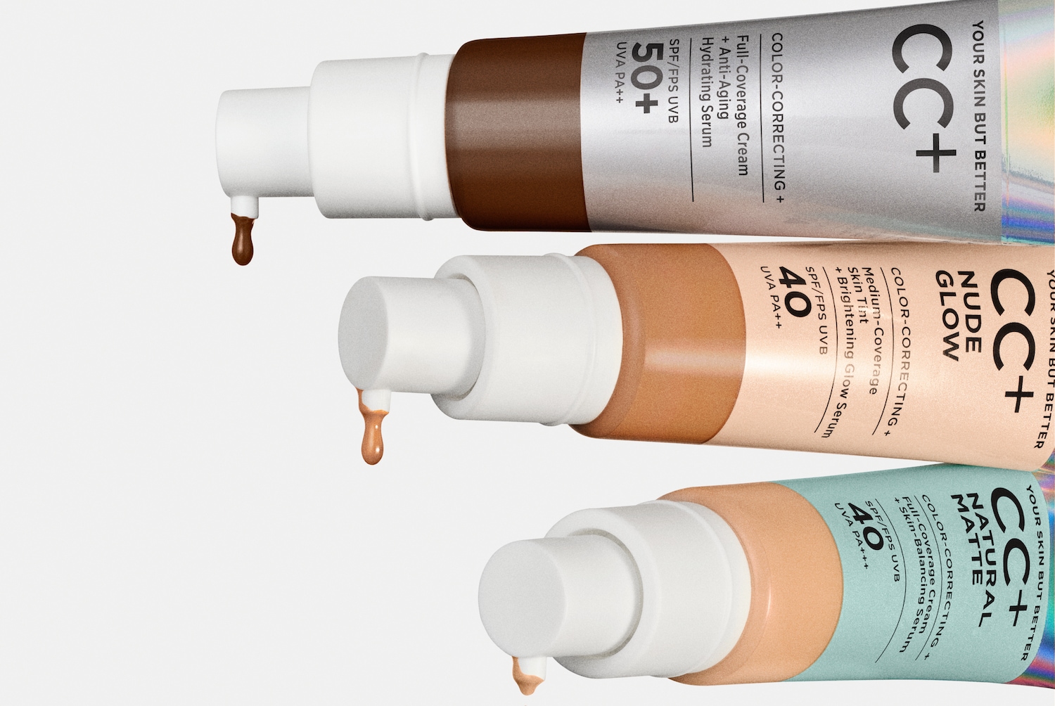 Nahaufnahme von drei CC+ Cremetuben in verschiedenen Farbtönen: Full Coverage mit LSF 50+, Nude Glow mit LSF 40 und Natural Matte mit LSF 40.