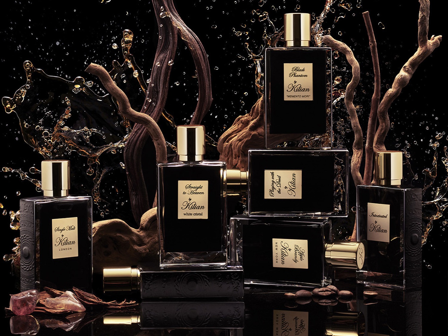 Découvrez la collection Kilian : des parfums luxueux en flacons noirs élégants avec des accents dorés, présentés avec des éléments naturels pour une expérience olfactive unique.