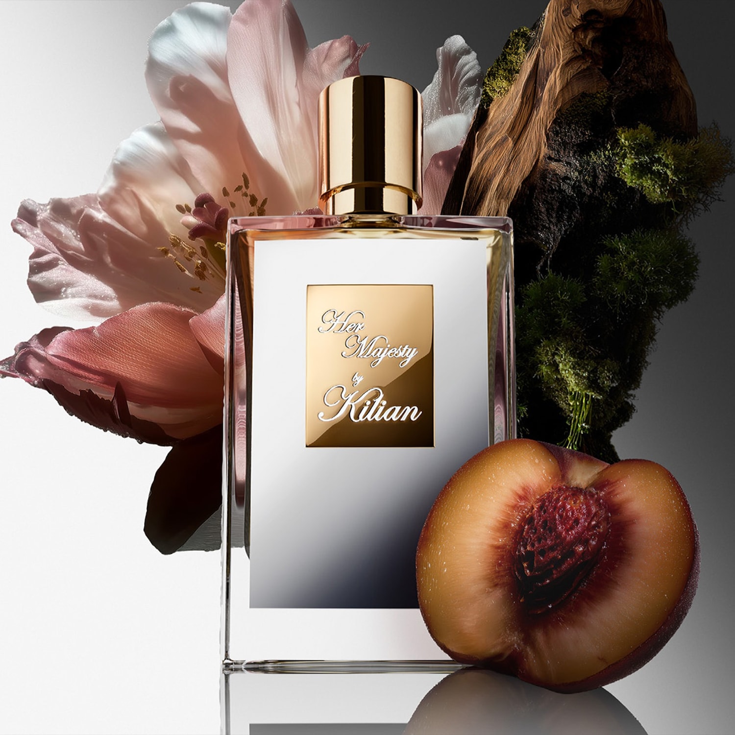 Découvrez Her Majesty by Kilian, un parfum élégant dans un flacon transparent avec un bouchon doré, orné de fleurs délicates et d'une pêche juteuse.