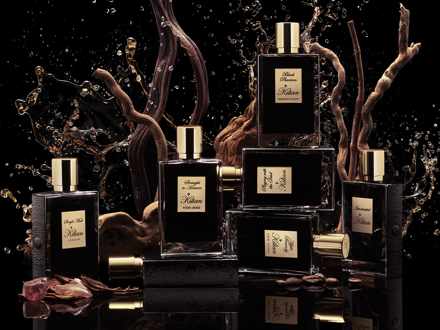 Découvrez la collection de parfums Kilian, présentés dans des flacons noirs élégants avec des accents dorés, évoquant le luxe et le mystère.