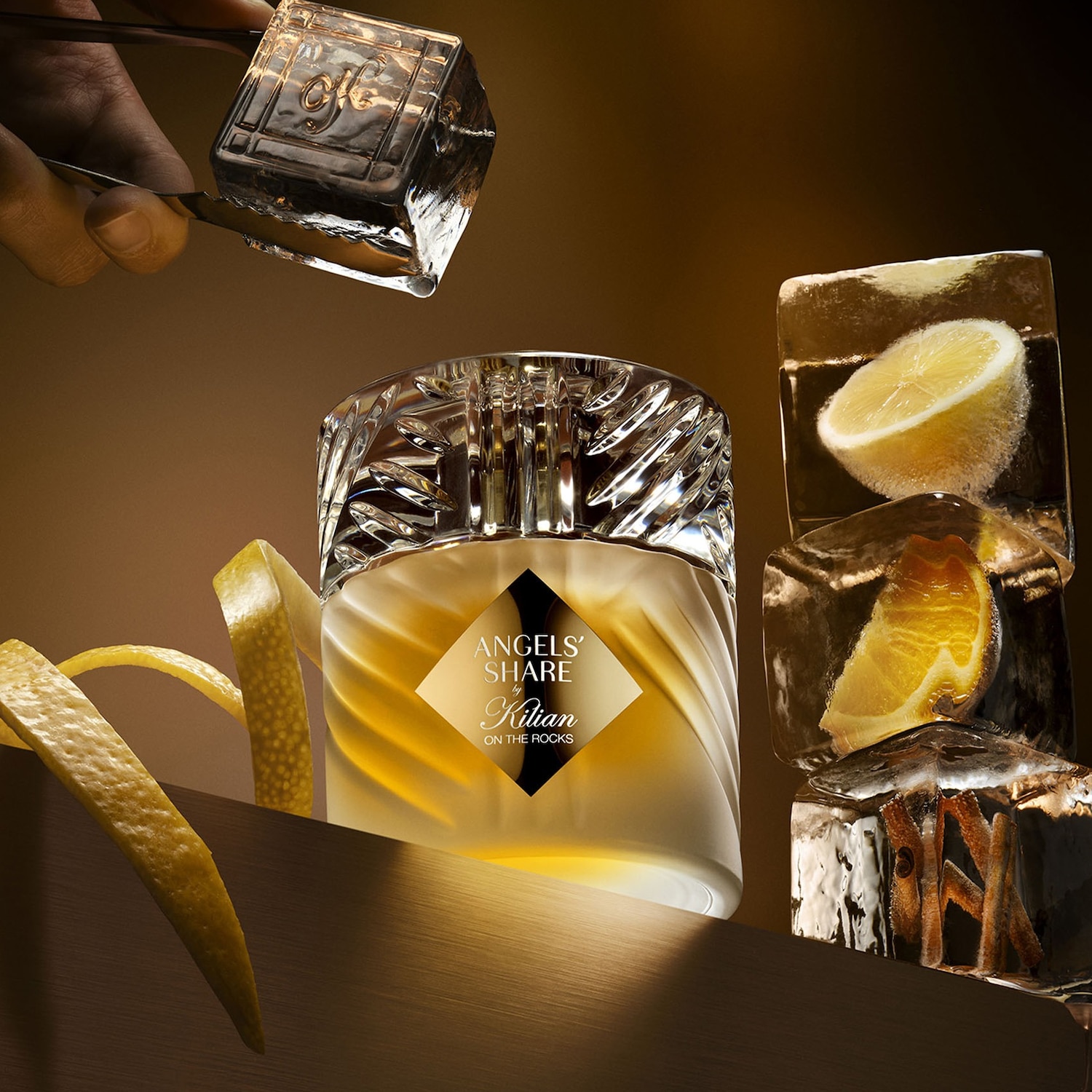 Découvrez Angel's Share on the Rocks de Kilian, un parfum ambré et chaleureux présenté dans un flacon élégant, accompagné de glace et d'agrumes frais.