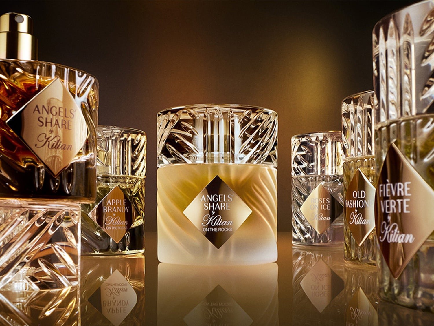 Découvrez un assortiment de parfums Kilian, chacun dans des flacons en verre distinctifs avec des étiquettes dorées portant des noms tels que 'Angel's Share' et 'Apple Brandy'.
