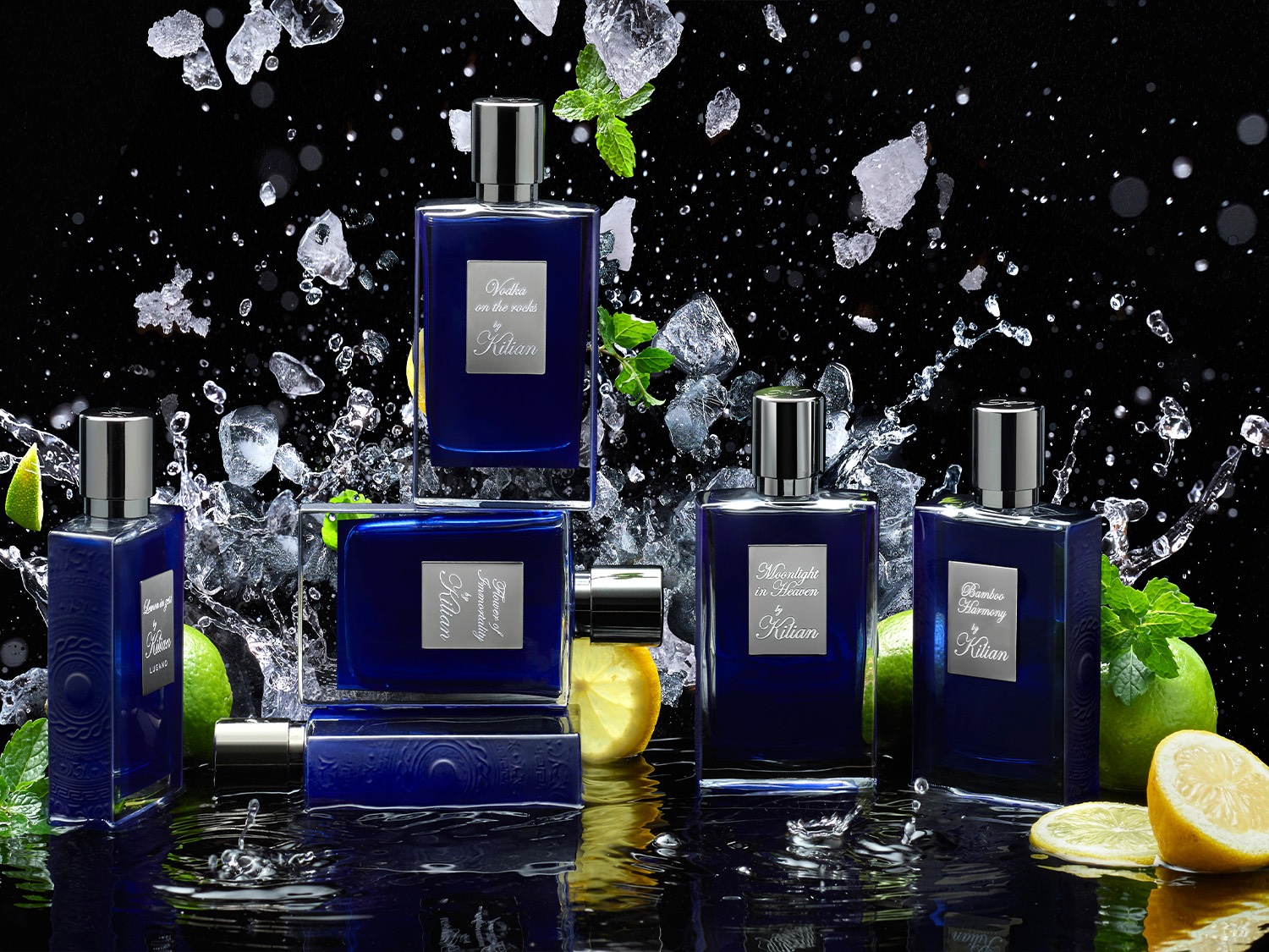 Découvrez la collection de parfums Kilian dans des flacons bleu nuit élégants, présentés avec des éclaboussures d'eau et des agrumes frais.
