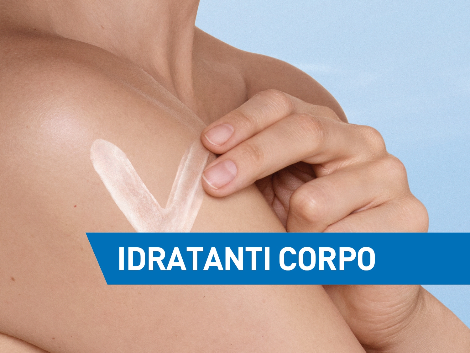 Mano che applica crema idratante sul braccio, con banner blu che indica "IDRATANTI CORPO".