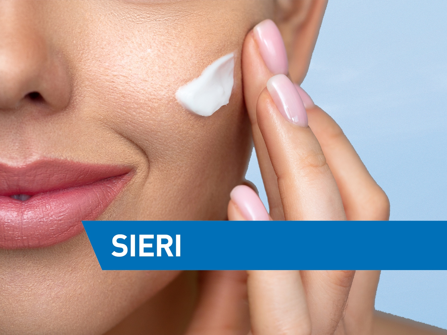 Primo piano di una donna che applica una crema bianca sul viso con un dito, con una fascia blu con la scritta 'SIERI'.