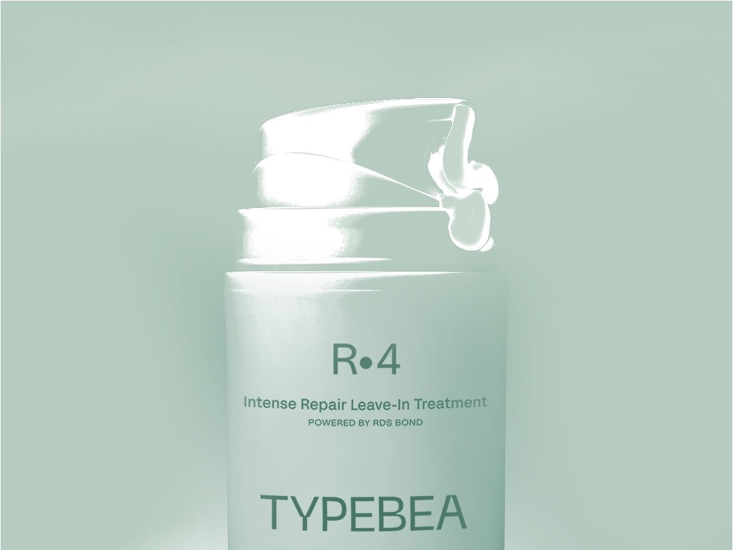 Das R.4 Intense Repair Leave-In Treatment von TYPEBEA in einer hellgrünen Flasche mit Spender repariert das Haar intensiv.
