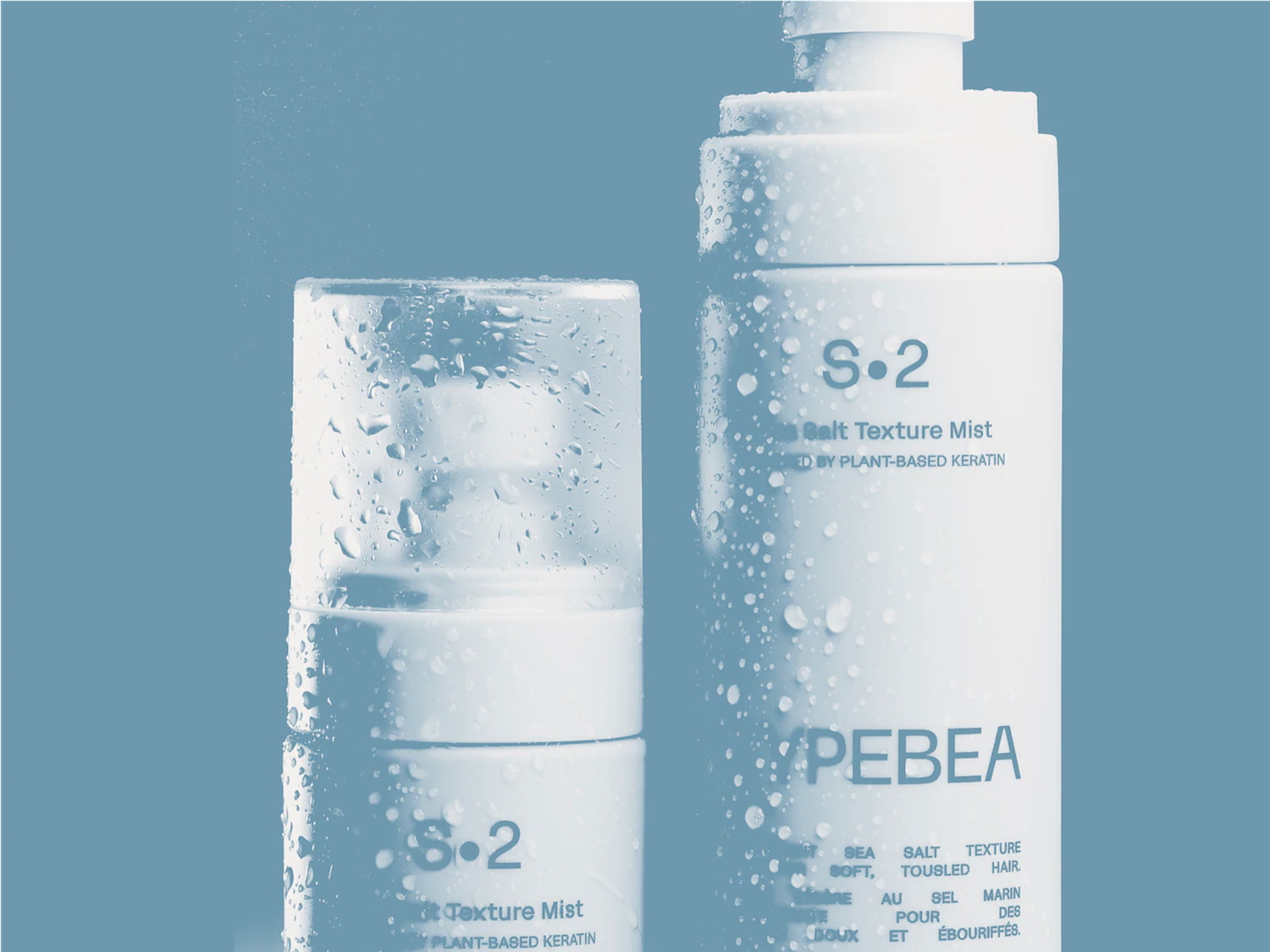 Die PEBEA S.2 Salt Texture Mist in einer weißen Sprühflasche mit feinen Wassertröpfchen.