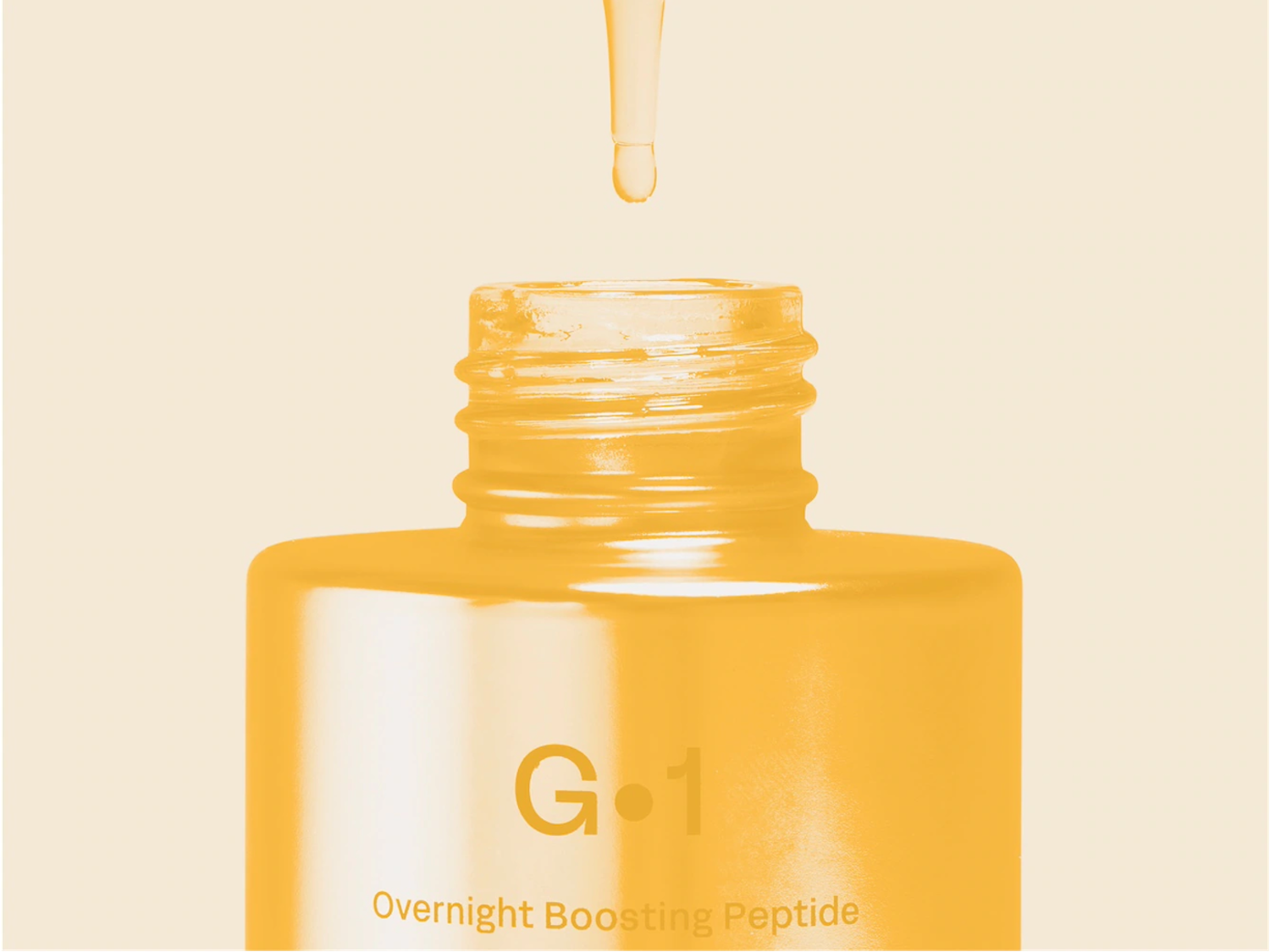 Nahaufnahme einer gelben Flasche mit der Aufschrift G-1 Overnight Boosting Peptide, aus der ein Tropfen Serum austritt.