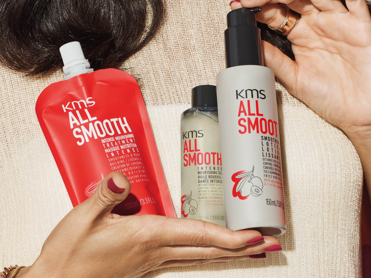Découvrez le trio KMS All Smooth : un traitement intense en rouge, une huile nourrissante et une lotion lissante en blanc, pour des cheveux doux et soyeux.