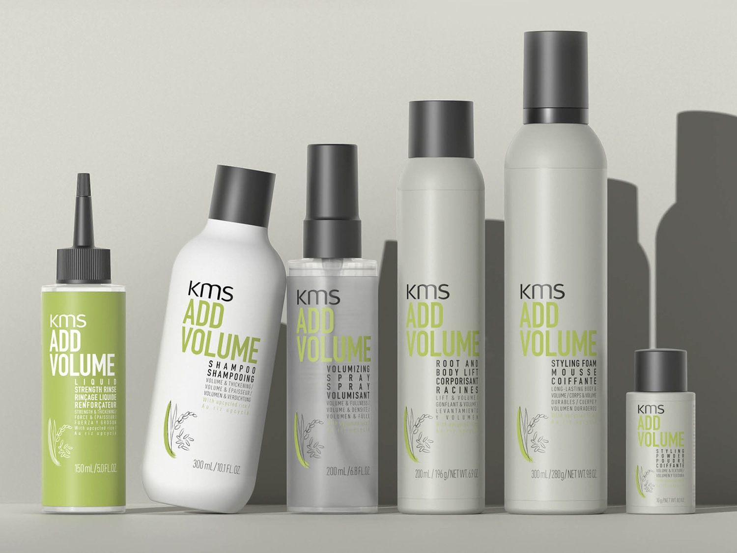 Découvrez la gamme KMS ADDVOLUME, comprenant un rinçage fortifiant liquide, un shampooing, un spray volumisant, un soin liftant pour les racines, une mousse coiffante et une poudre coiffante.
