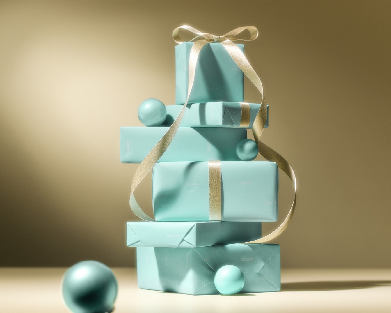 Štai dovanų piramidė, supakuota į firminį turkio spalvos popierių ir perrišta auksiniu kaspinu – puikiai tinka bet kokiai šventei!