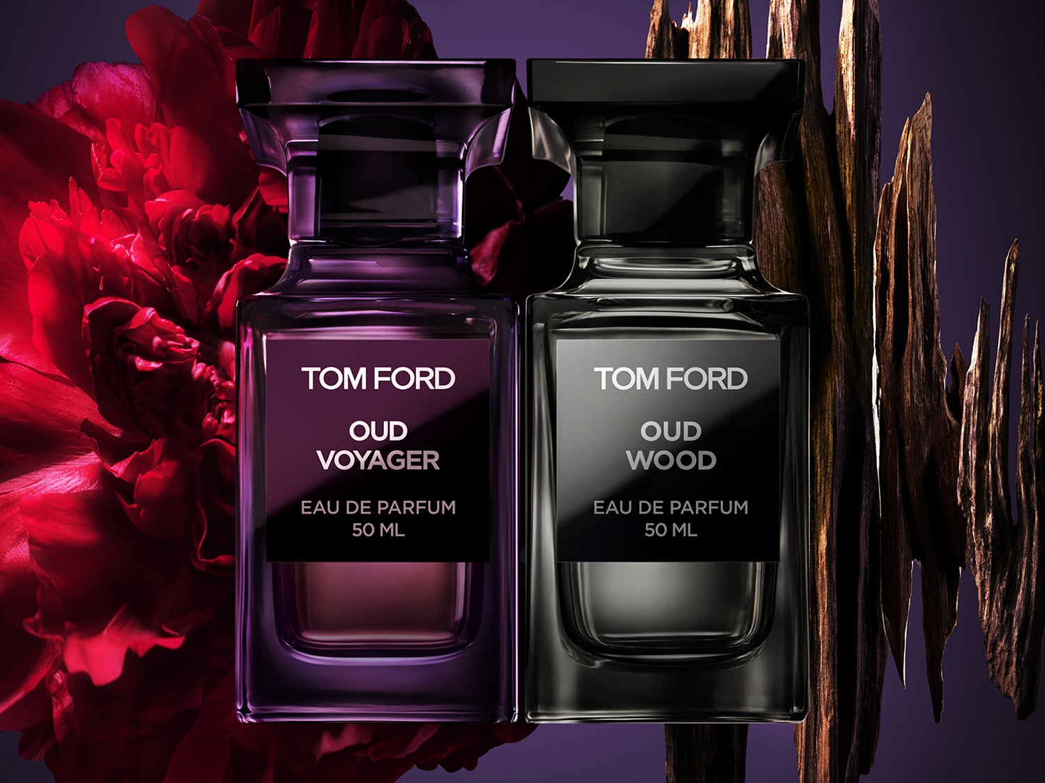 Zwei Tom Ford Parfümflaschen, Oud Voyager in Lila und Oud Wood in Schwarz, beide Eau de Parfum 50 ml, vor floralem und holzigem Hintergrund.