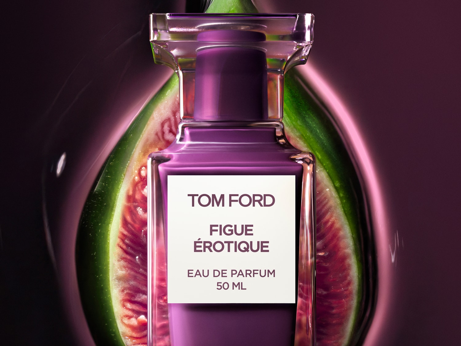 Purpurinis „Tom Ford Figue Érotique“ aromato buteliukas su baltu etiketės fonu, ant kurio užrašytas prekės ženklas ir pavadinimas, o fone – perpjauta figa.