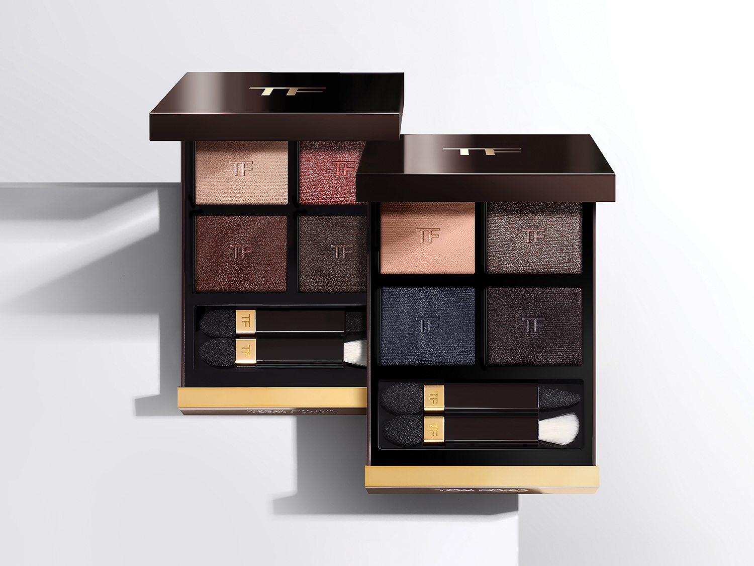 Zwei Tom Ford Lidschatten-Paletten mit je vier Farben und Applikatoren vor weißem Hintergrund.