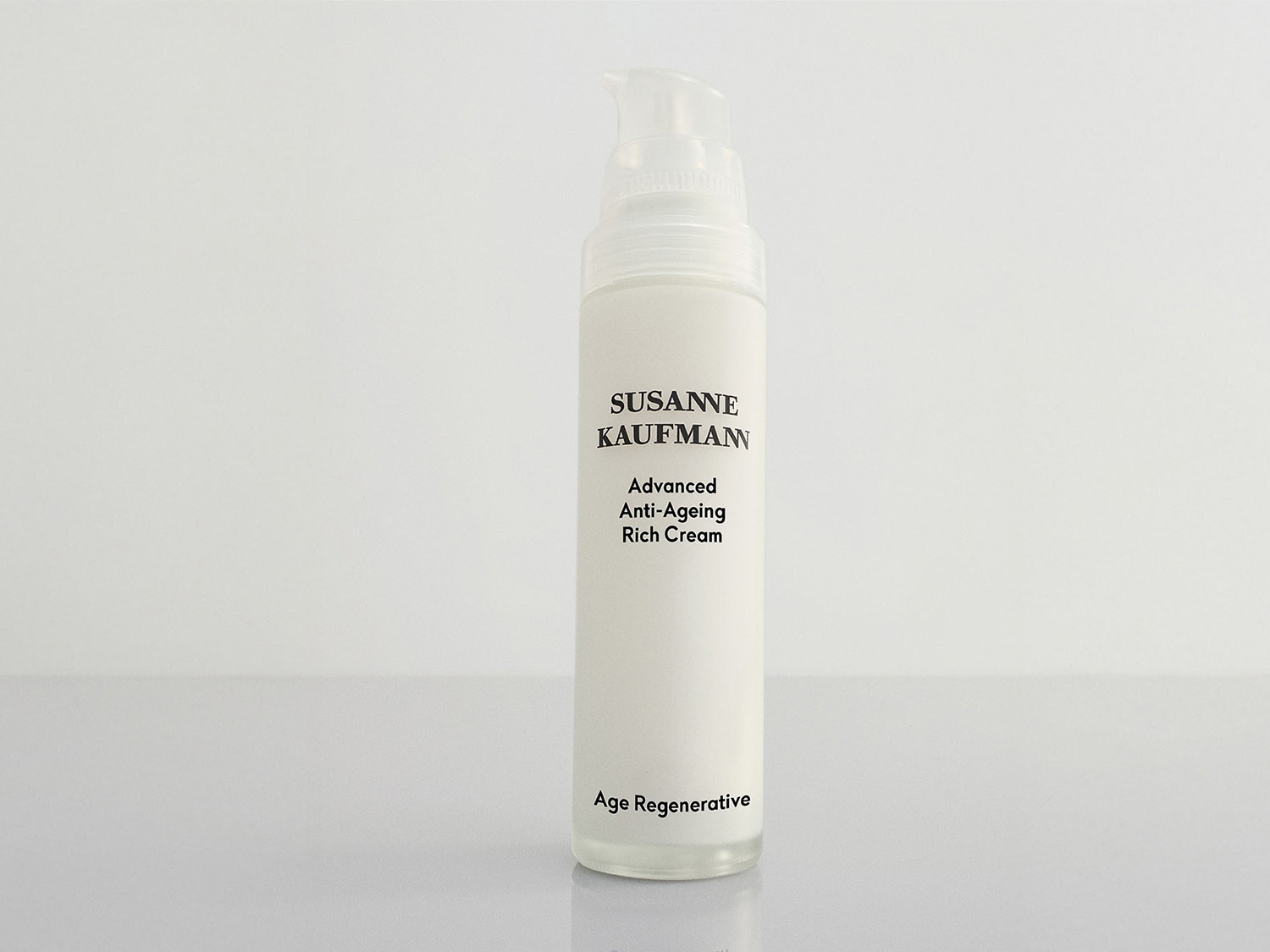 Weiße Flasche Susanne Kaufmann Advanced Anti-Ageing Rich Cream mit durchsichtigem Spender.