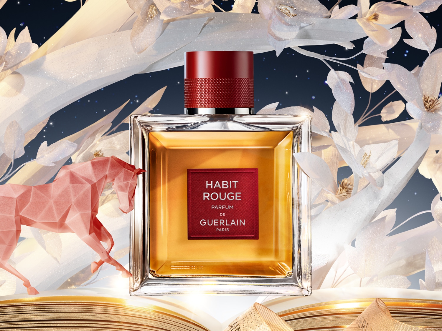 Kwadratowy flakon Guerlain Habit Rouge Eau de Toilette z czerwoną etykietą i korkiem, wypełniony bursztynowym płynem, emanuje klasyką i elegancją.