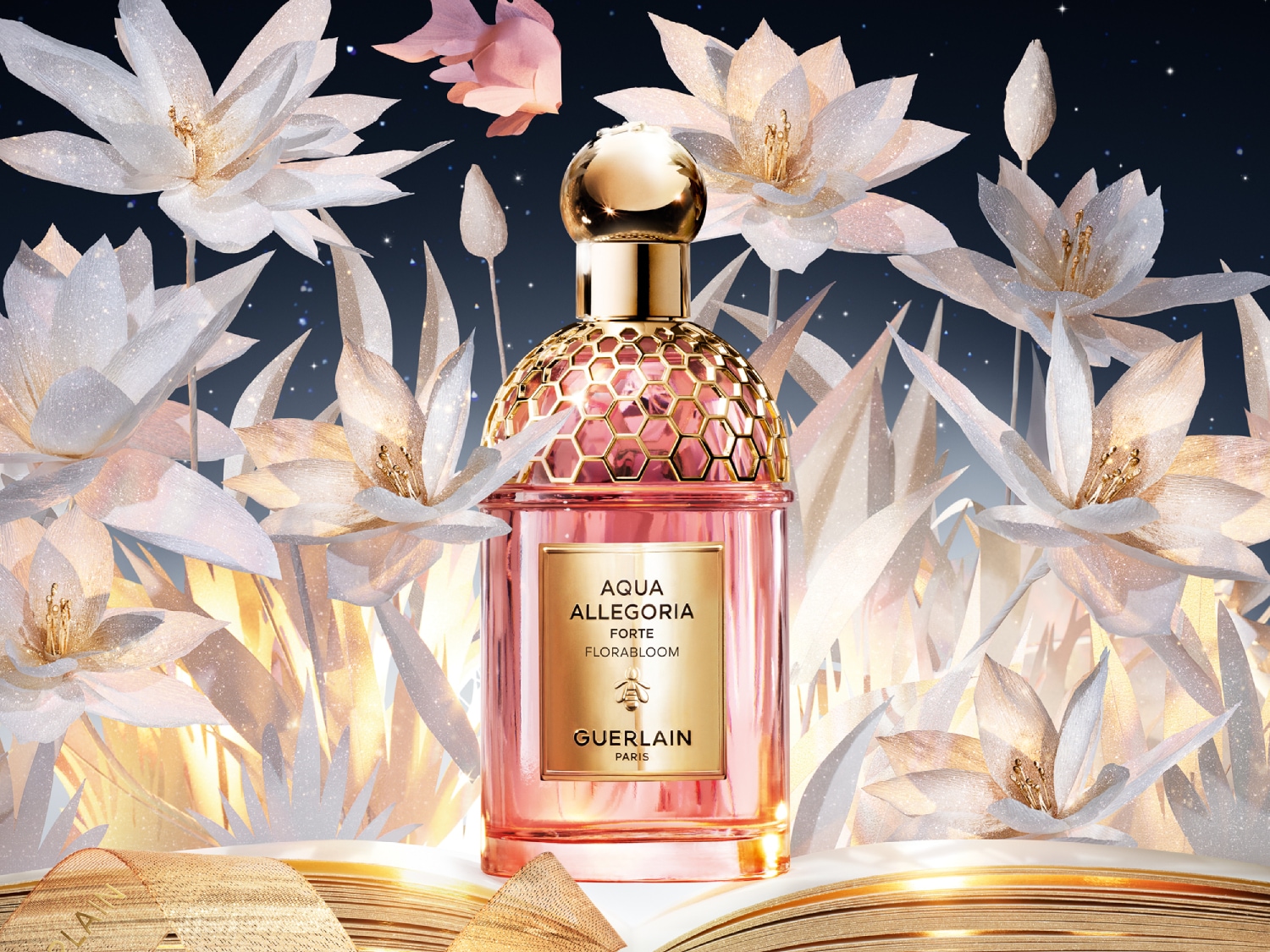 Butelka perfum Guerlain Aqua Allegoria Mandarine Basilic ma złoty korek w kształcie plastra miodu i etykietę z napisem Guerlain Paris.