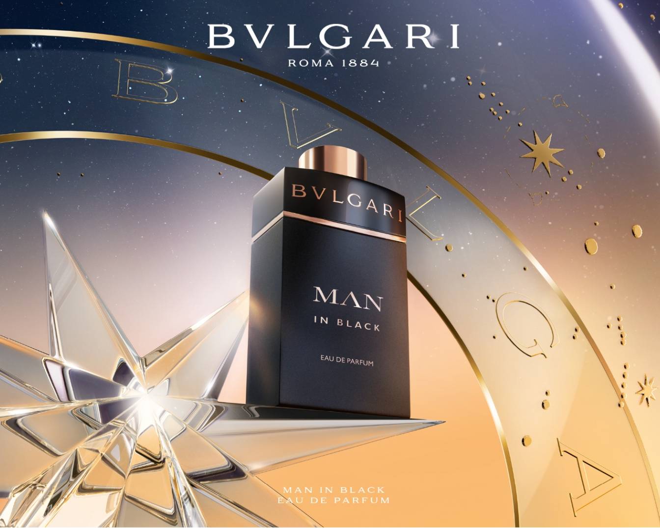 Elegancki flakon Bvlgari Man in Black Eau de Parfum w czarnym kolorze ze złotymi akcentami, otoczony subtelnymi, złotymi dekoracjami na tle gwieździstego nieba.