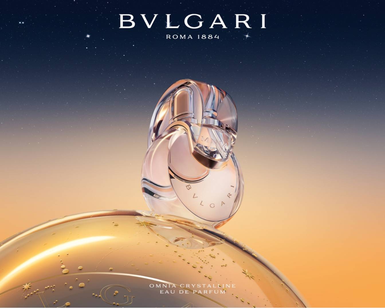 Bvlgari Omnia Crystalline Eau de Parfum w przezroczystym flakonie w kształcie dwóch połączonych pierścieni na tle nocnego nieba.