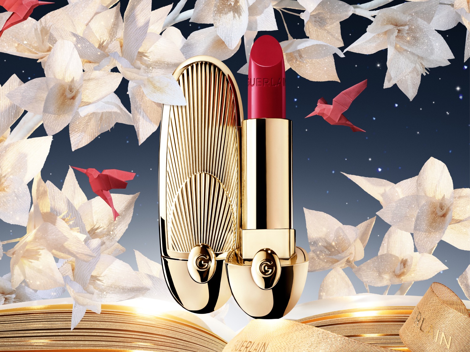 Szminka Guerlain Rouge G de Guerlain w złotym etui ze skórzanym, czerwonym wykończeniem o fakturze krokodylej skóry.