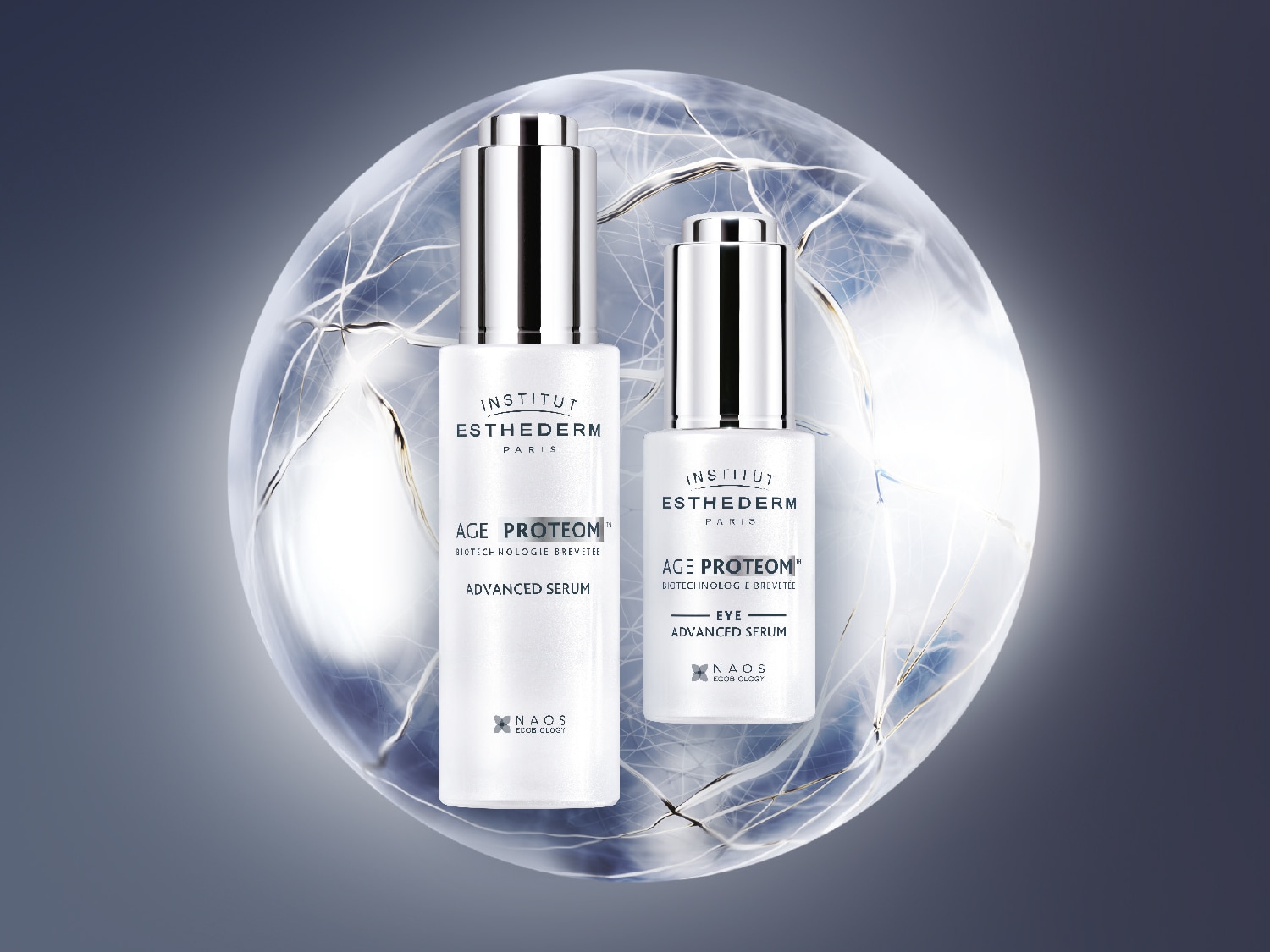Deux flacons blancs d'Institut Esthederm Age Proteom Advanced Serum, un pour le visage et un pour les yeux, présentés devant une sphère abstraite.