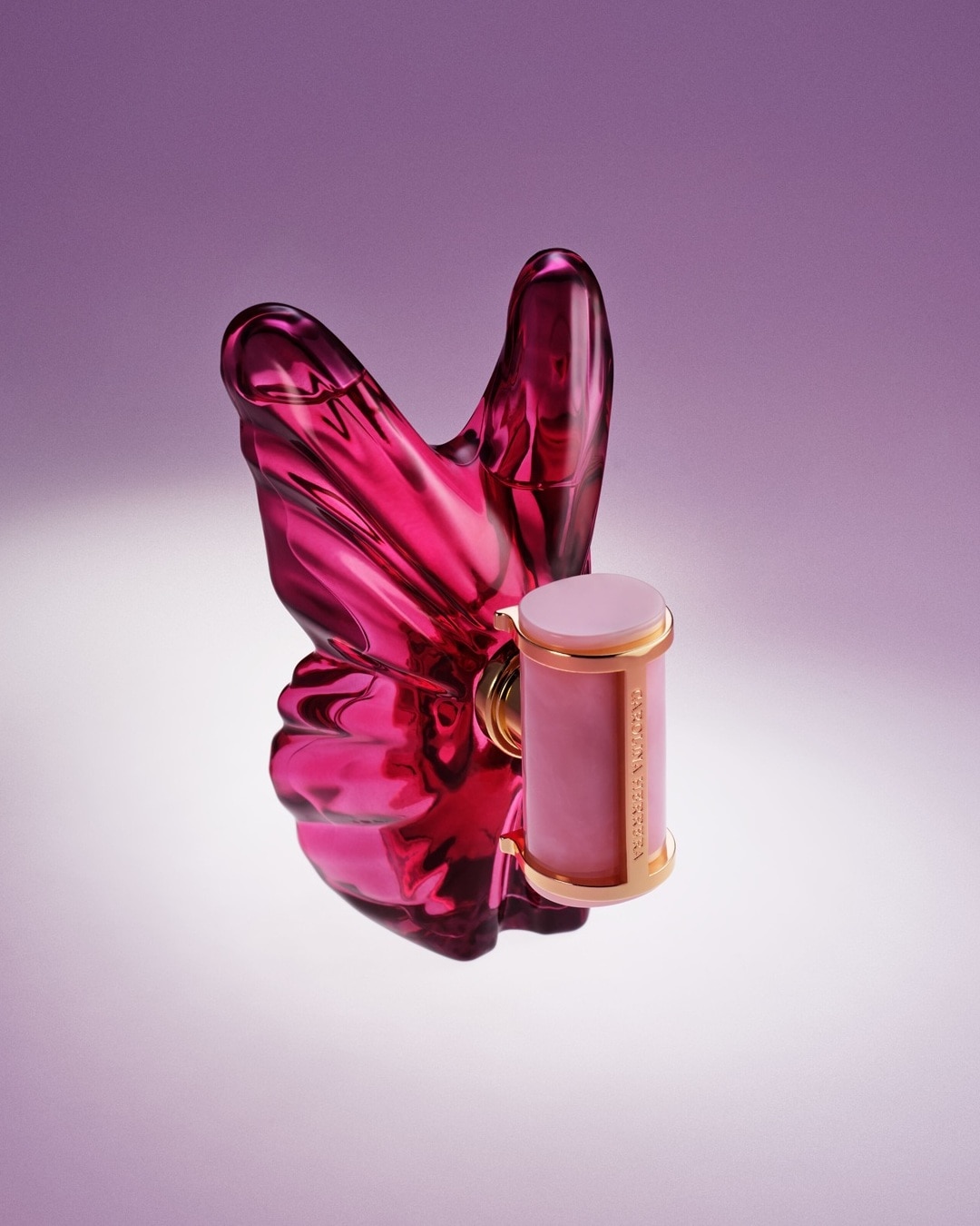 Butelka perfum Carolina Herrera w kształcie różowego pantofelka na wysokim obcasie z pudrowo-różowym korkiem i złotymi detalami.