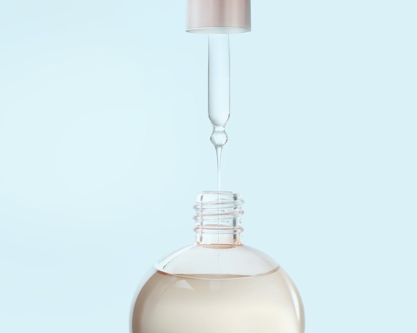 Butelka serum do twarzy z pipetą aplikującą płyn, na jasnoniebieskim tle.