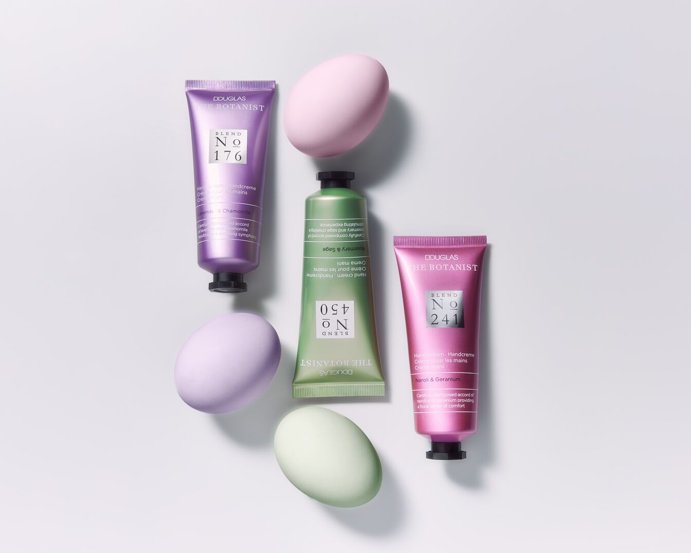 Entdecke Douglas The Botanist Handcremes: Blend No. 176 mit Lavendel & Kamille, No. 450 mit Rosmarin & Salbei, und No. 241 mit Neroli & Geranium, umhüllt von zarten Pastelltönen.