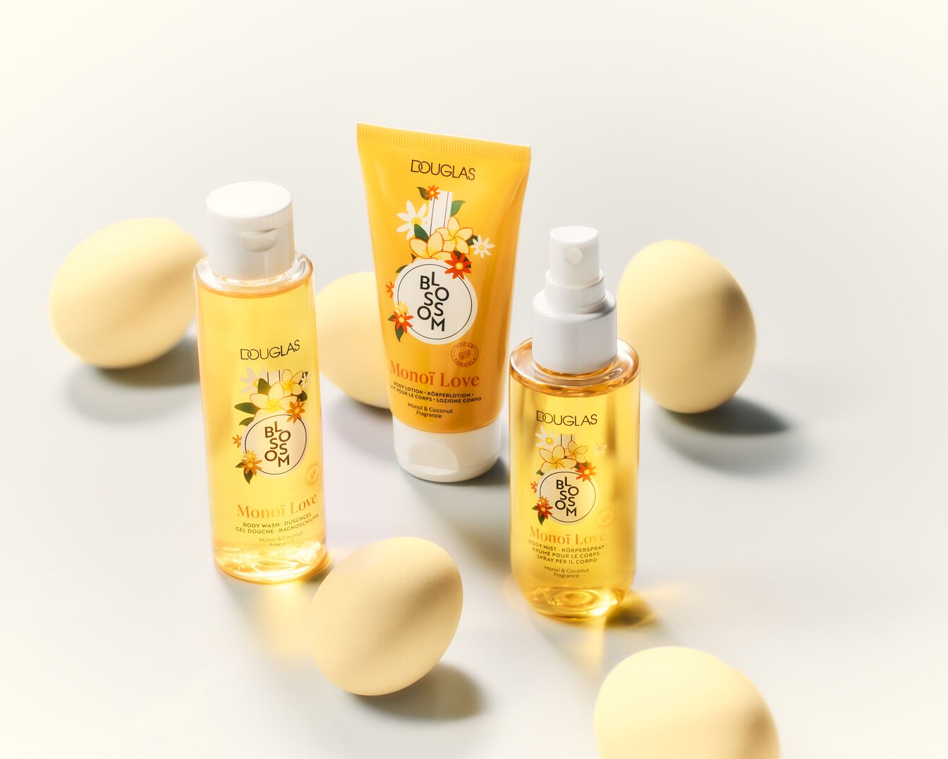 Die Douglas Monoi Love Kollektion umfasst Duschgel, Bodylotion und Körperspray mit Monoi- und Kokosduft, ideal für die Körperpflege.