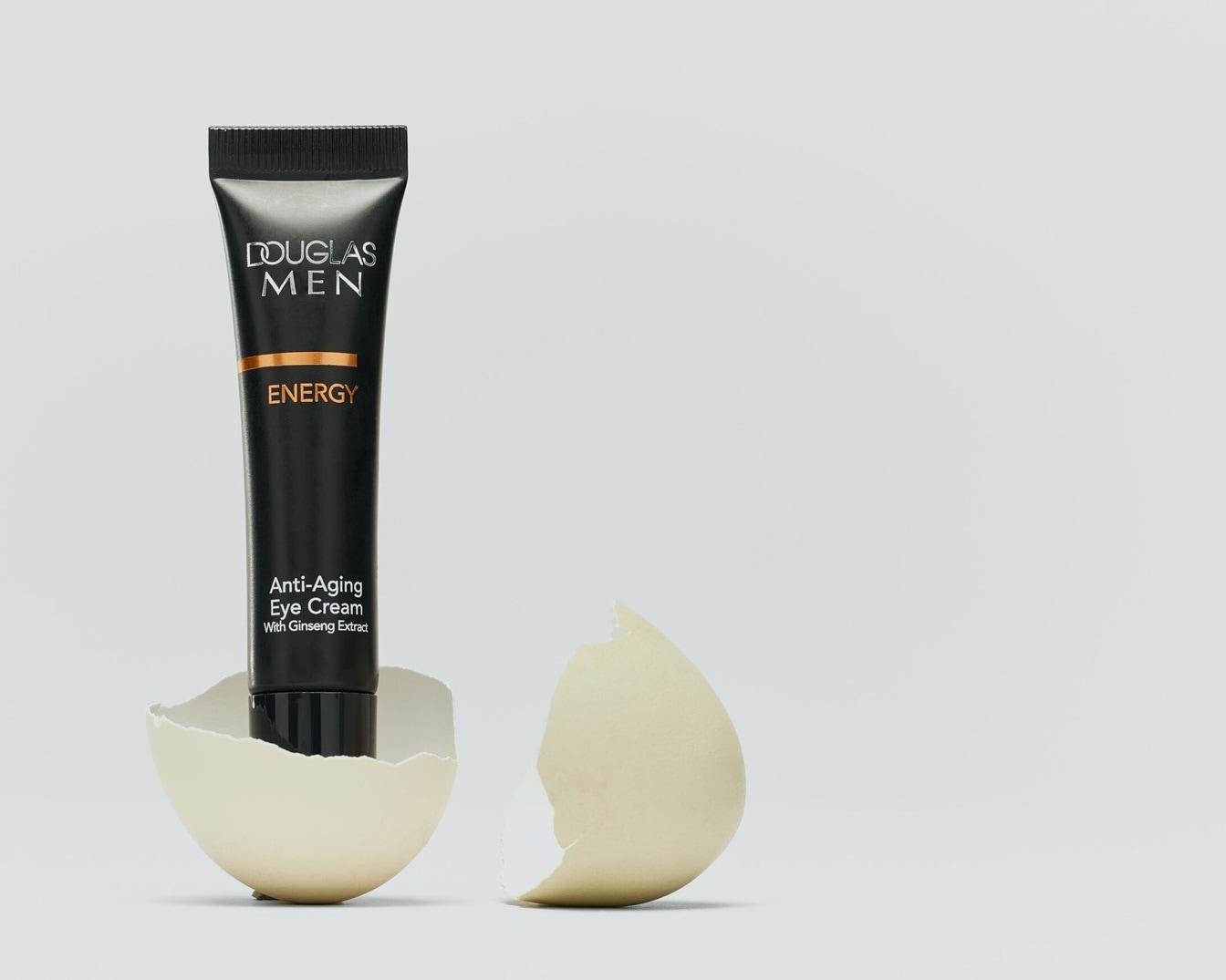 Juodos spalvos „Douglas Men Energy“ paakių kremas nuo senėjimo su ženšenio ekstraktu, įdėtas į kiaušinio lukštą.