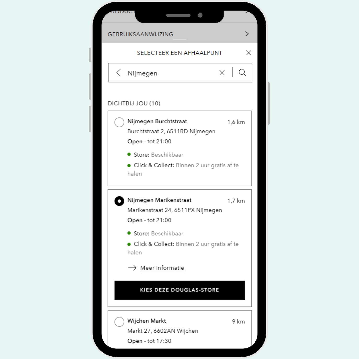 Op een smartphone is de Douglas-winkelzoeker te zien, waar je een afhaalpunt kunt selecteren in Nijmegen en omgeving.