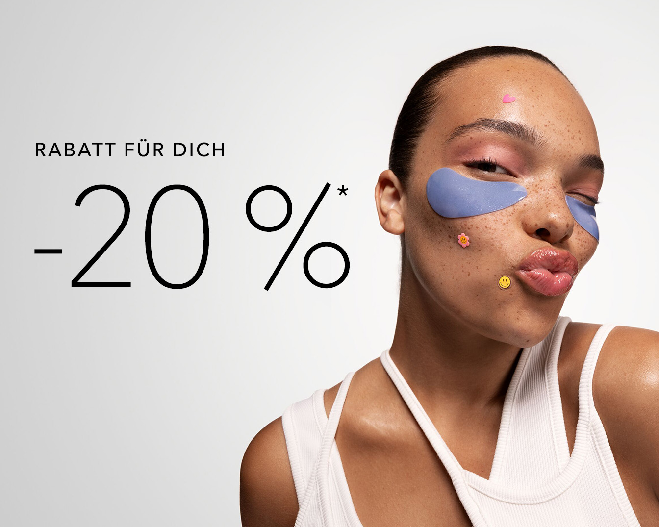 Attraktive Frau mit Augenpads und Aufklebern im Gesicht, daneben der Text "Rabatt für dich -20%" in schwarzer Schrift.