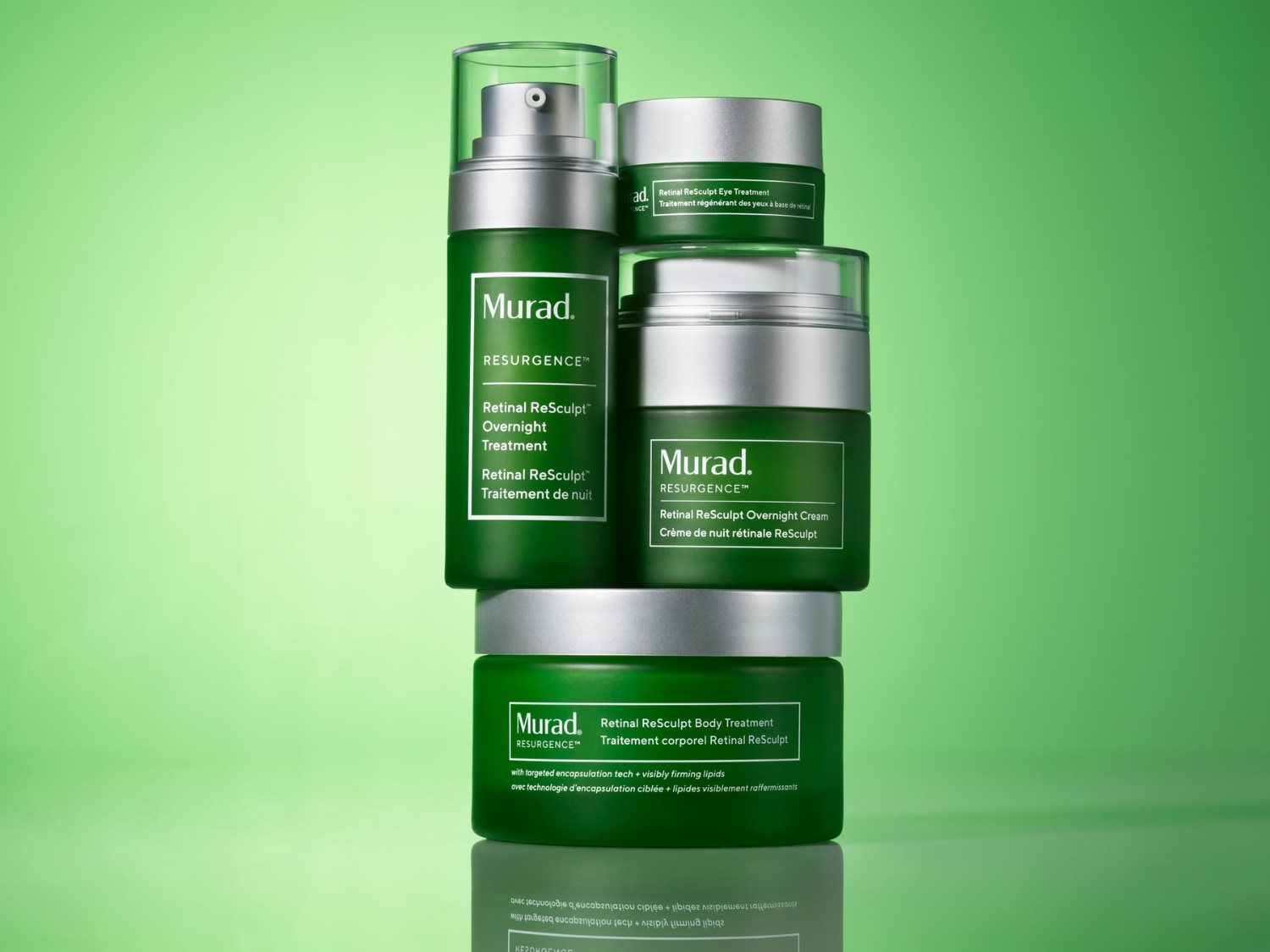 Na zielonym tle piramida z produktów Murad Resurgence Retinal ReSculpt: krem na noc, pod oczy i do ciała, obiecujących jędrną skórę dzięki technologii enkapsulacji i lipidom.