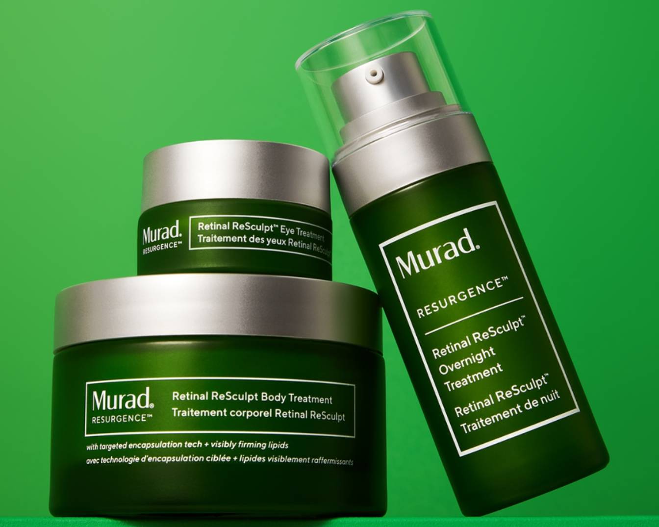 Trzy zielone pojemniki z linii Murad Resurgence Retinal ReSculpt: krem pod oczy, balsam do ciała i kuracja na noc, obiecujące ukierunkowaną technologię enkapsulacji i widocznie ujędrniające lipidy.