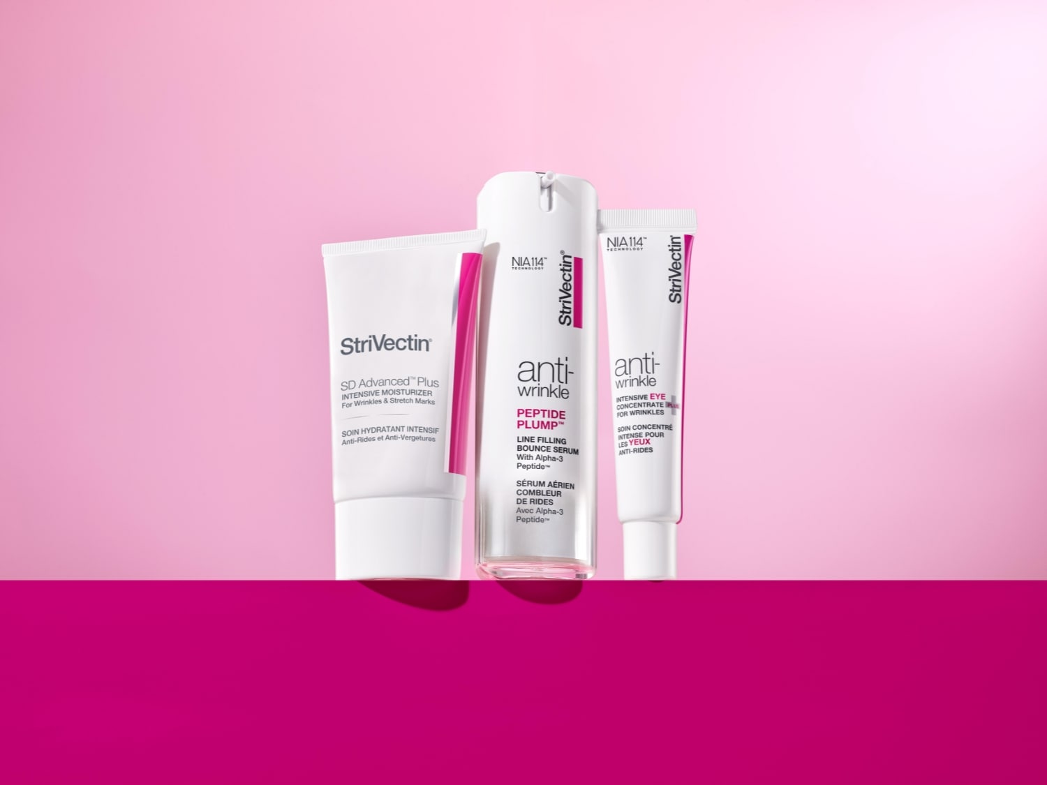 Kolekcja produktów StriVectin w białych opakowaniach na różowym tle, w tym intensywny krem nawilżający SD Advanced Plus, serum wypełniające zmarszczki Peptide Plump i intensywny krem pod oczy Anti-Wrinkle.