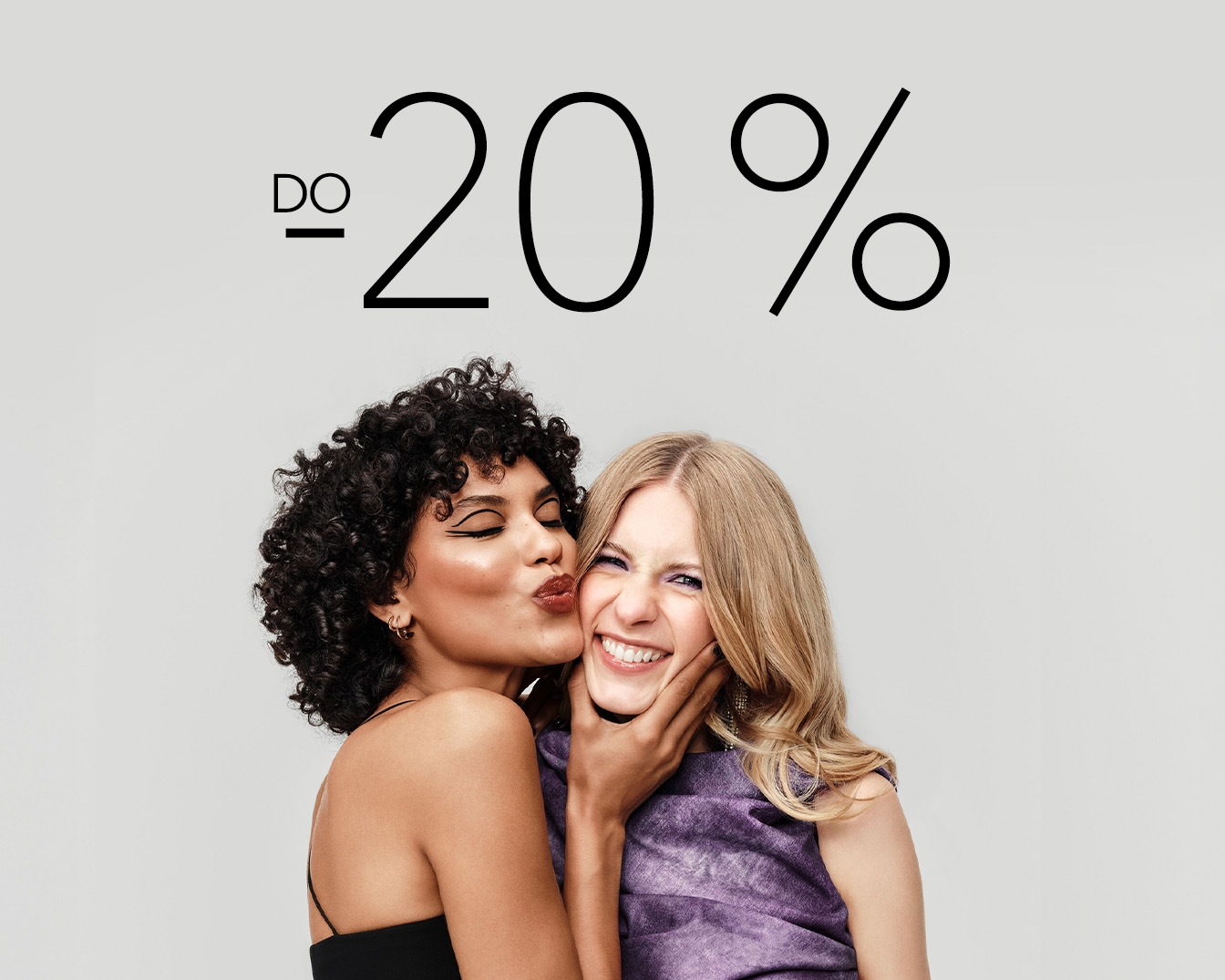 Uśmiechnięta kobieta w czerwonej sukience trzymająca w dłoni turkusowe pudełko z kokardą na tle napisu -20%.