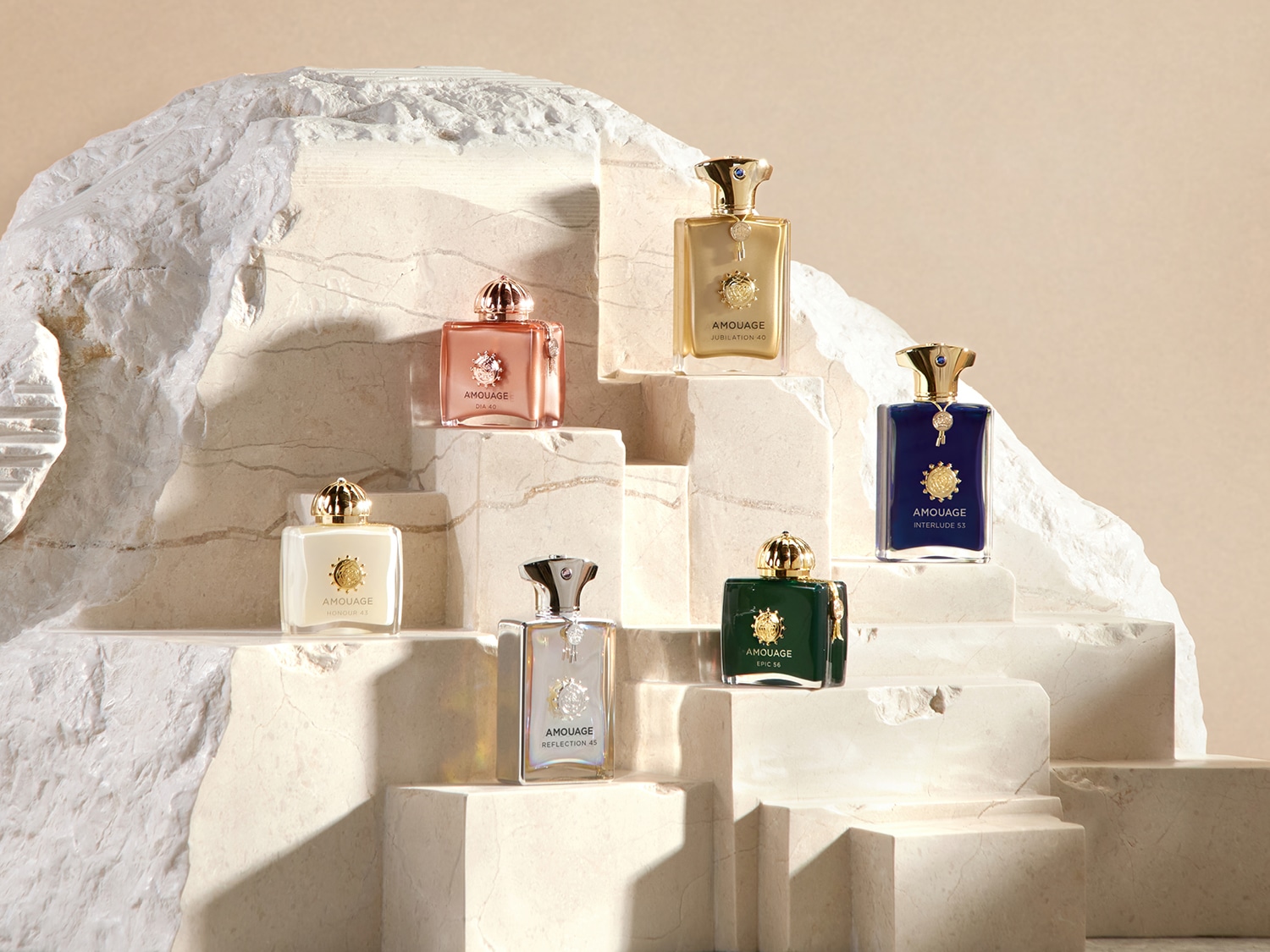 Eine Auswahl an Amouage-Parfums in verschiedenen Farben und Düften, darunter Honour 43, Dia 40, Reflection 45, Jubilation 40, Epic 56 und Interlude 53.