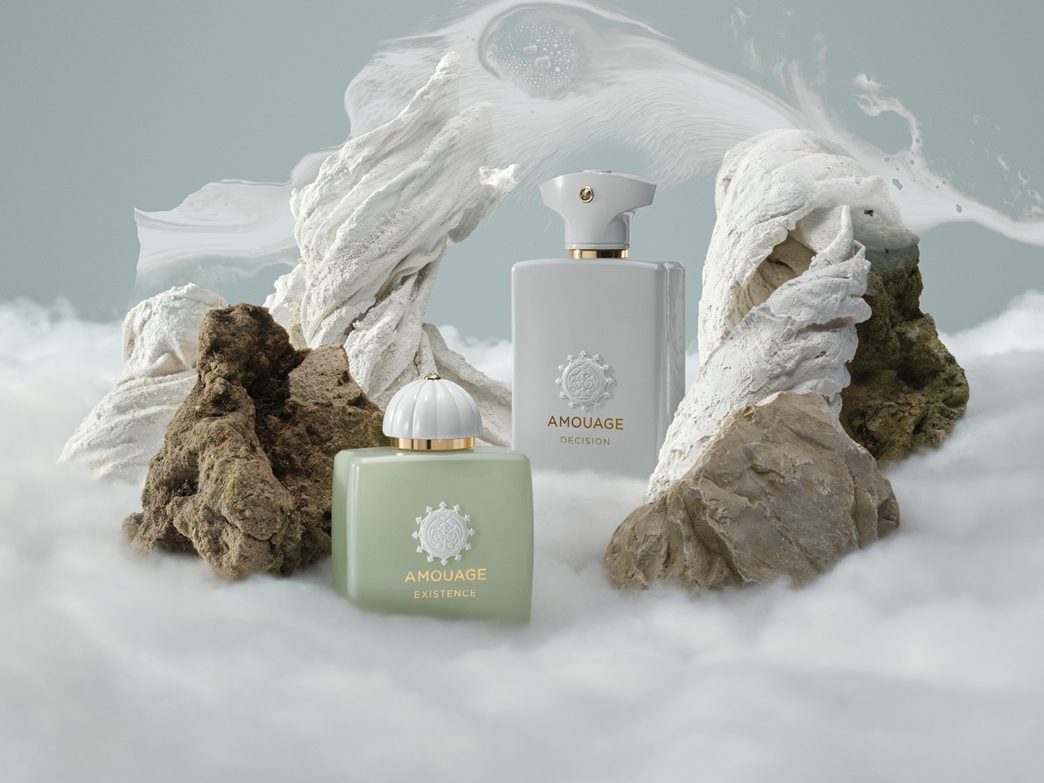 Zwei Amouage-Parfümflaschen, eine hellgrüne 'Existence' und eine graue 'Decision', stehen inmitten von Felsen und Wolken.
